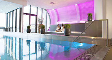 Binnenzwembad bij BLUE Wellnessresort Sittard